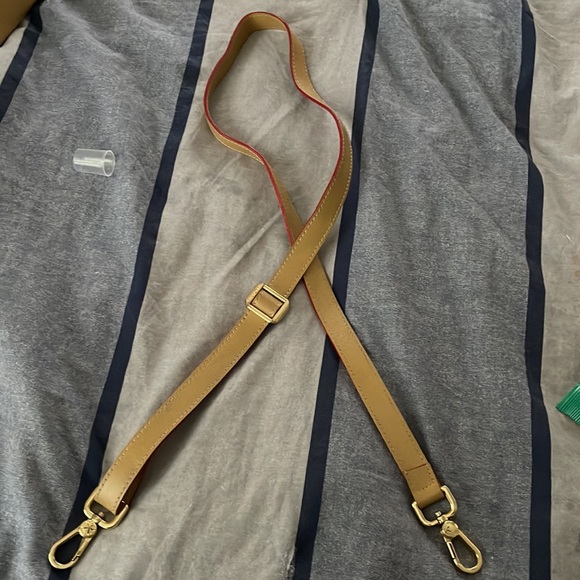 Very shiny Ruby red purse. With strap. In great condition - Picture 3 of 3